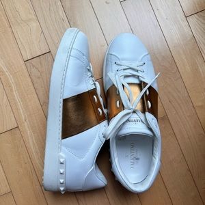 OPEN SNEAKER WITH GOLD STRIPE